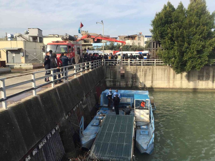 Nehirde bulunan erkek cesedi vinçle çıkarıldı