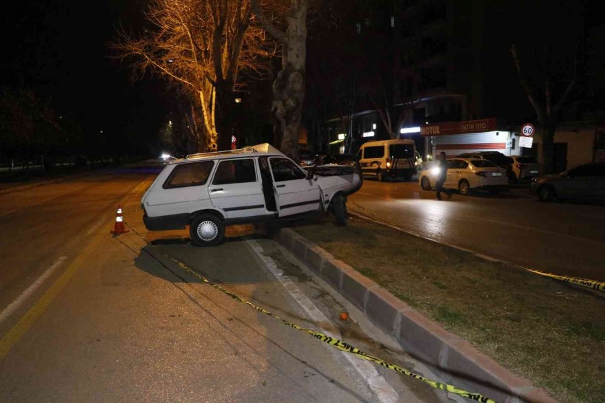 Refüjdeki ağaca çarpan otomobil sürücüsü ağır yaralandı