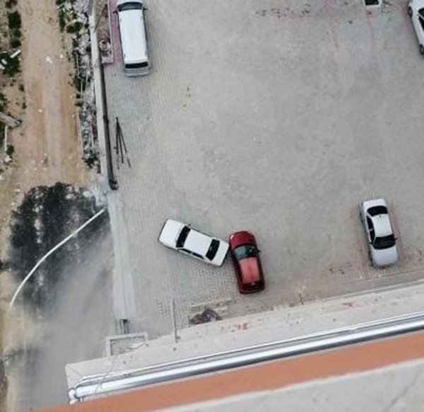 Kendini aldattığını düşündüğü karısını bıçakladı