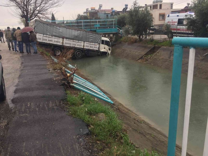 Adana'da kamyon kanala düştü mahsur kalan yolcu: 