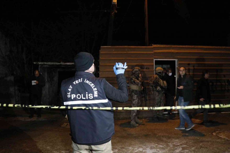 Polislere tabancayla ateş açıp kaçtı, saklandığı evinde yakalandı