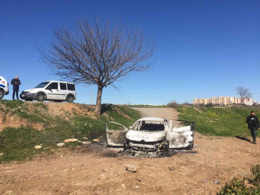 Adana'da lüks otomobil, patates tarlasında yakılmış halde bulundu