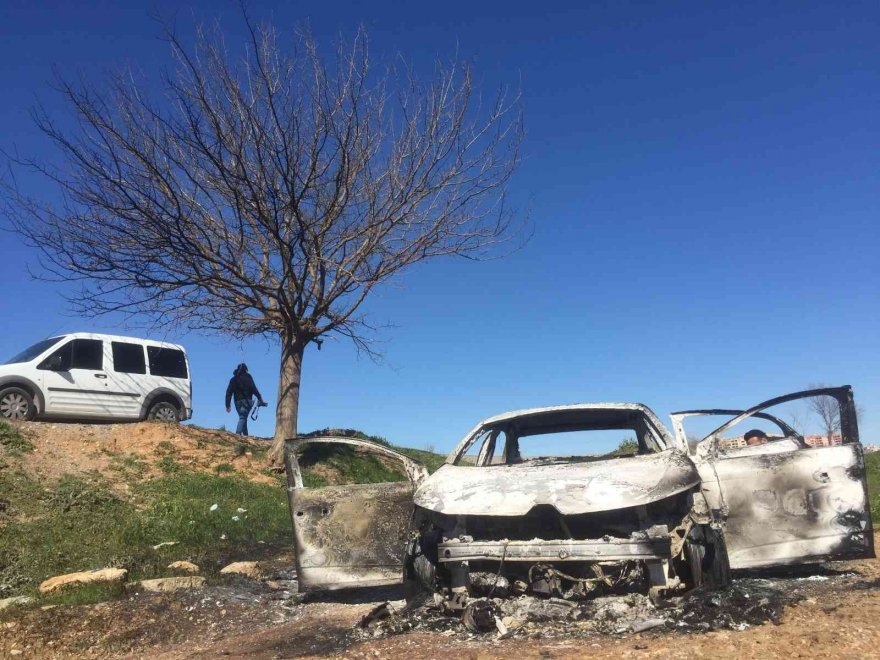 Adana'da lüks otomobil, patates tarlasında yakılmış halde bulundu