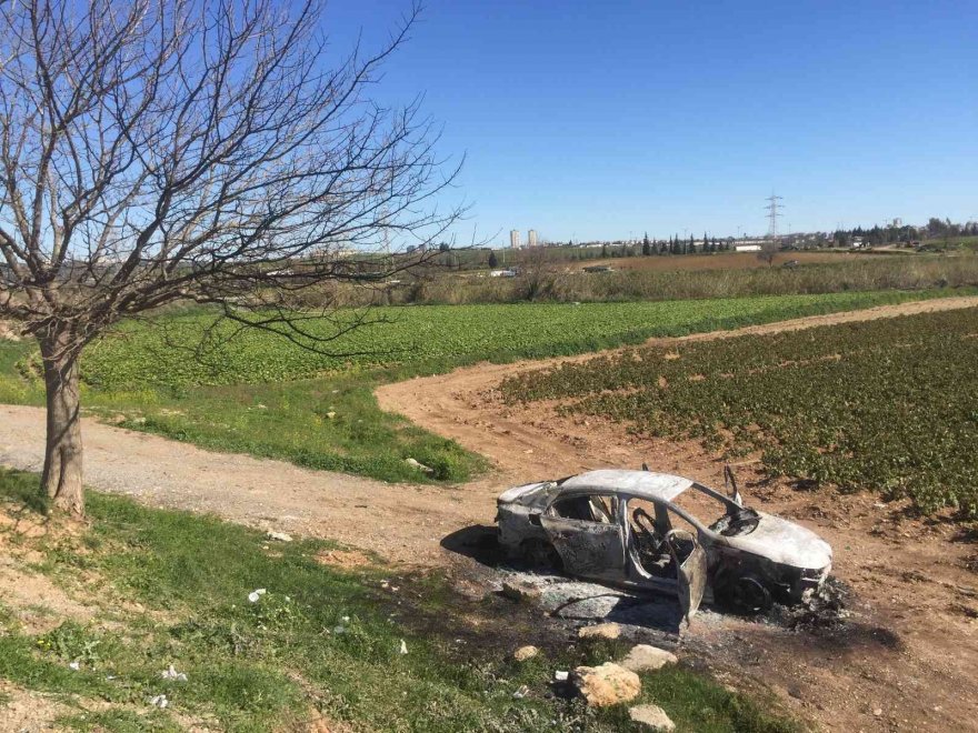 Adana'da lüks otomobil, patates tarlasında yakılmış halde bulundu