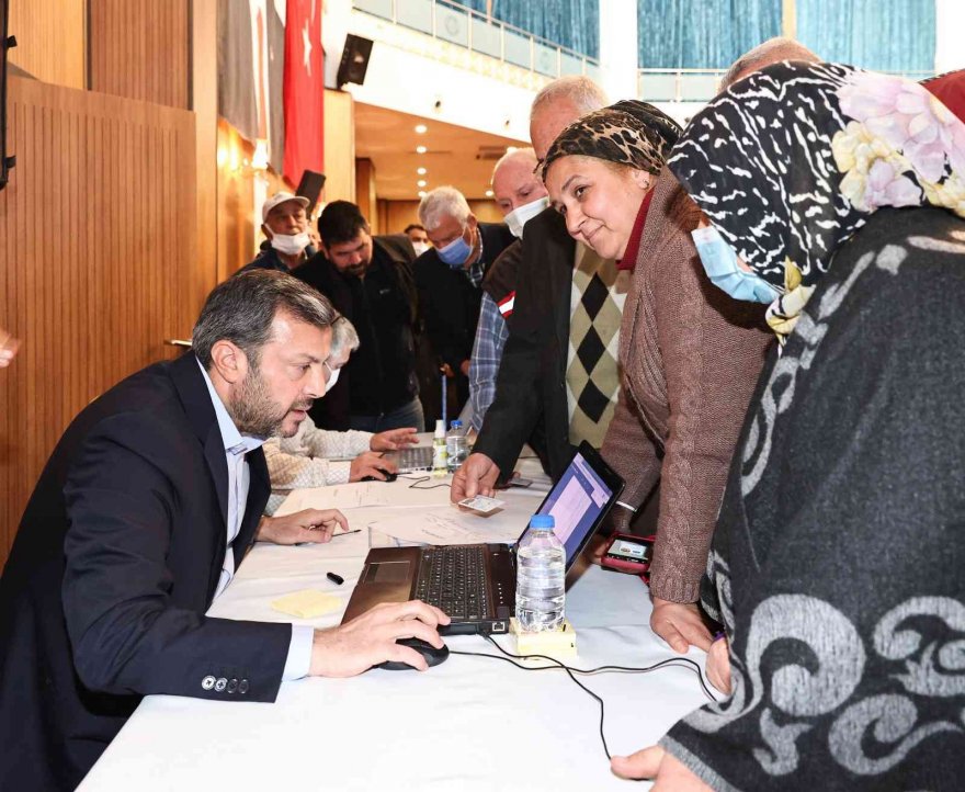 Başkan Kocaispir 28 yıllık sorunu çözdü, tapular törenle dağıtıldı