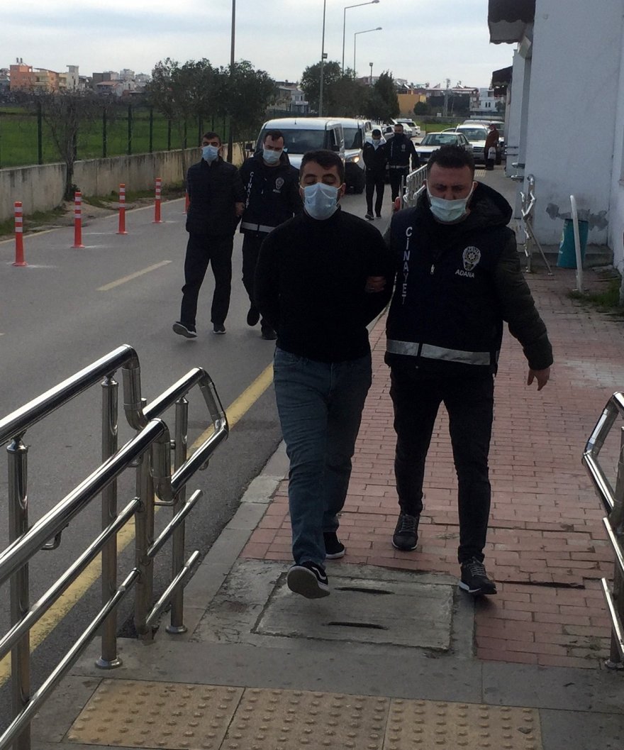 “Anam babam yüreğim” yazarak annesiyle poz verdi babasını öldürdü