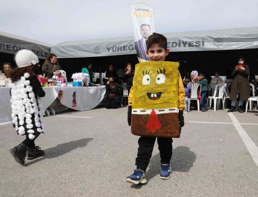 Yüreğirli çocuklardan ‘sıfır atık’ temalı defile