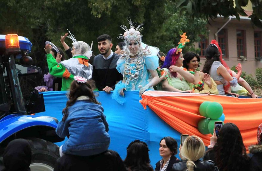 Adana’da binlerce kişi bu korteje akın etti