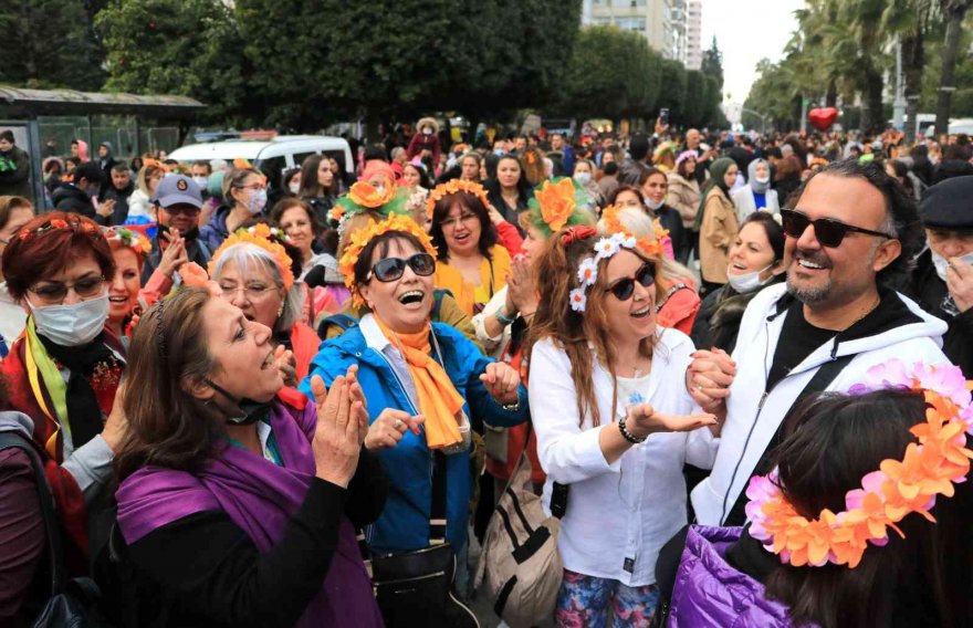 Adana’da binlerce kişi bu korteje akın etti