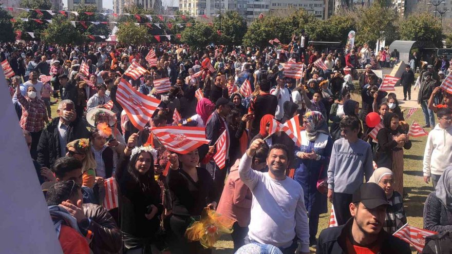 Karnavalda 1954 adet Adanaspor bayrağı dağıtıldı