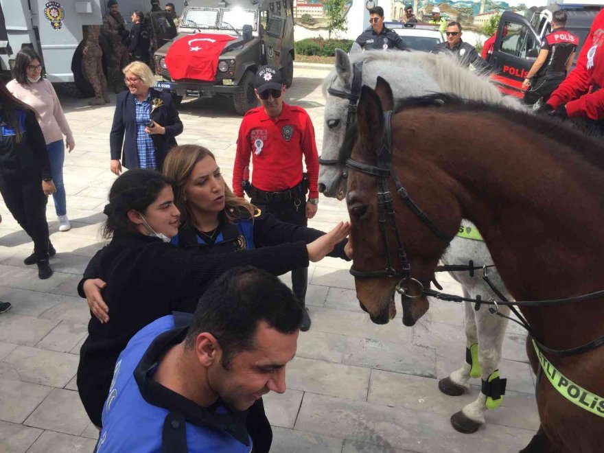 Engelli kız çocuğu gazeteci olup emniyet müdürüyle röportaj yaptı