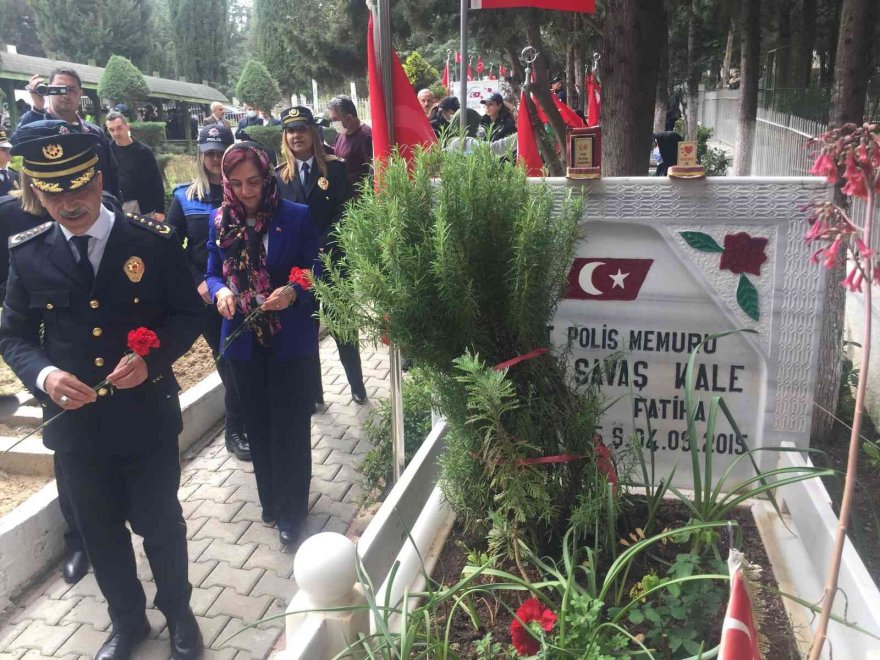 Şehit mezarlığında duygulandıran plaket