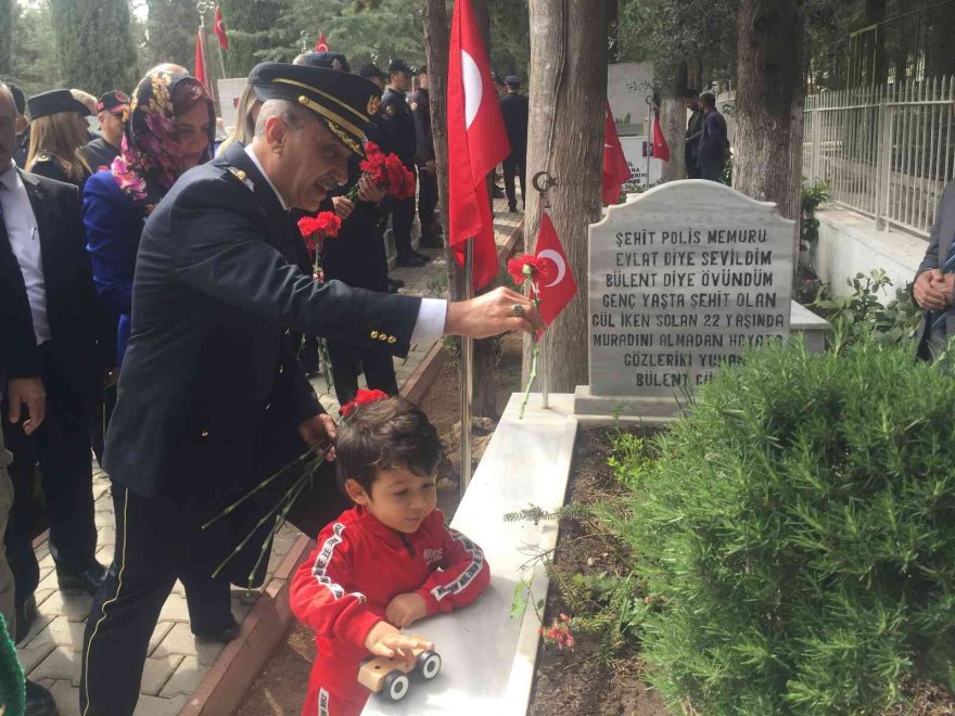 Şehit mezarlığında duygulandıran plaket