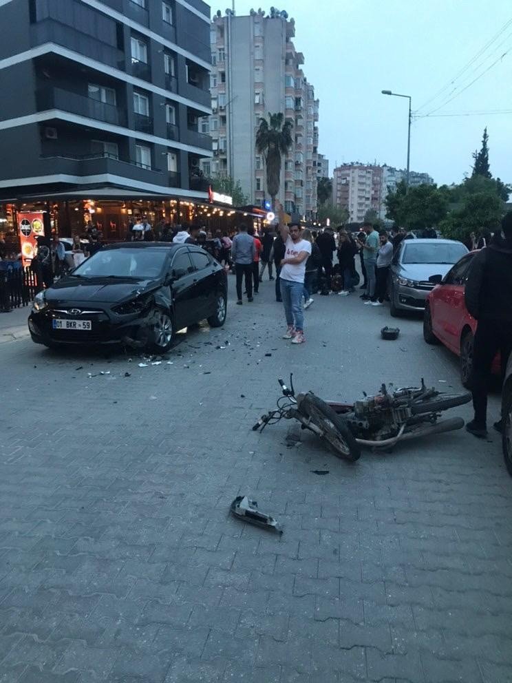 Motosiklet ile otomobilin çarpıştığı kaza kamerada