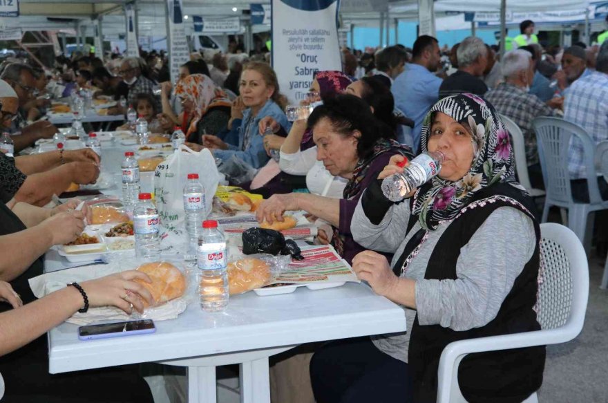 ASKON Adana’dan Ramazanda 45 bin kişiye iftar