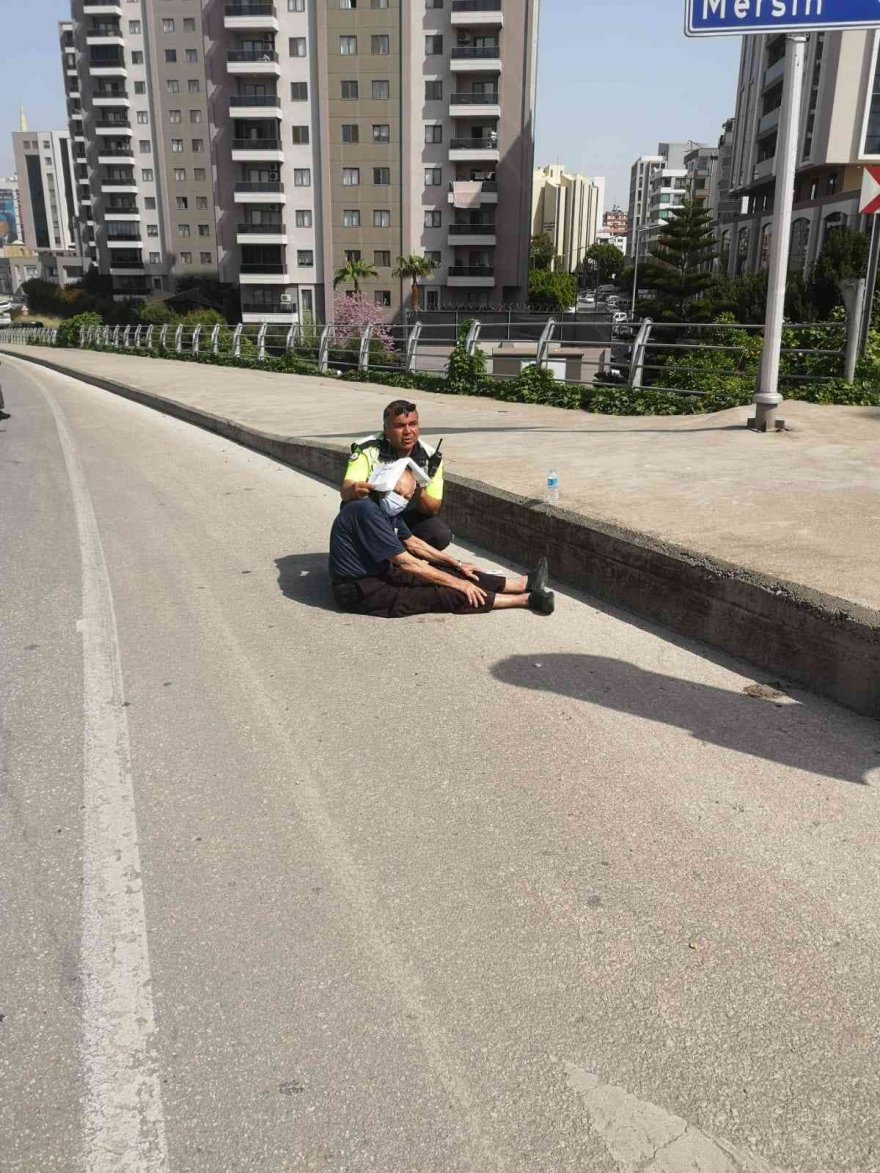 Yaşı adam yere yığıldı, ambulans gelene kadar polis başında bekledi