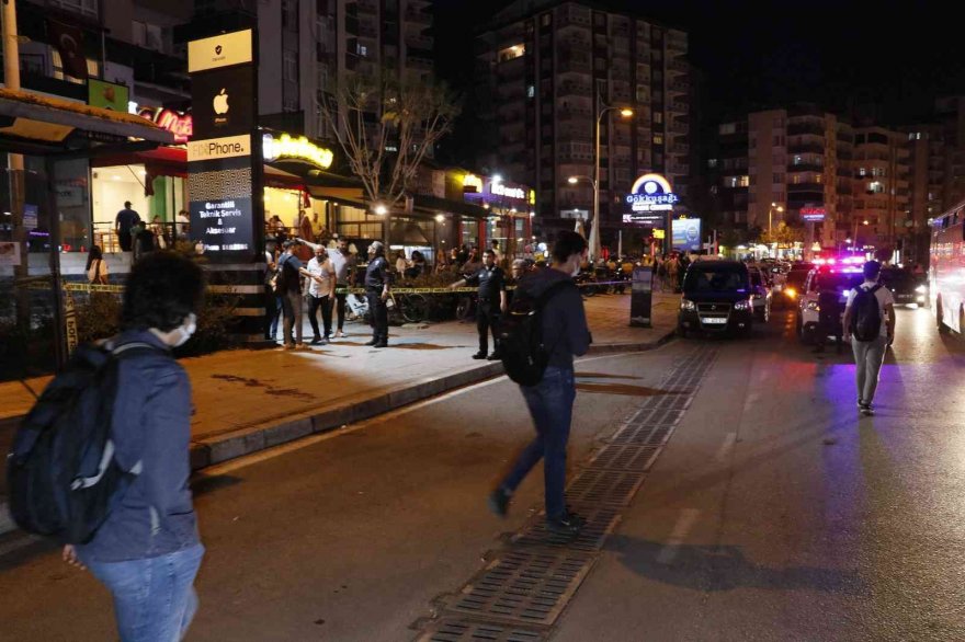 Adana’da otobüs durağında bıçaklı kavga: 4 yaralı