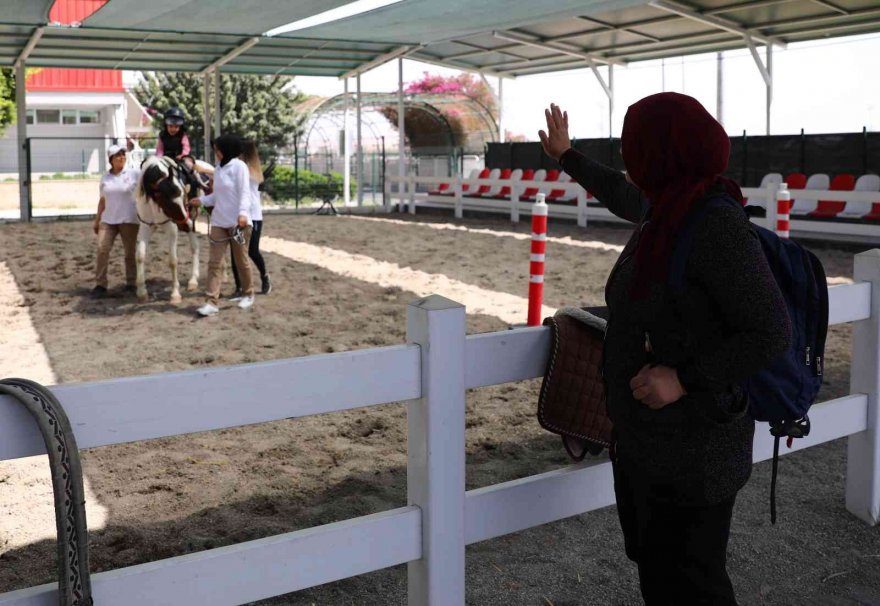 ALS hastası Merve’yi atla terapiye polis götürdü