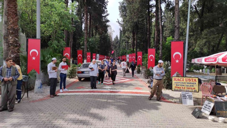 Adana’da şehitliklerde hüzünlü bayram arifesi