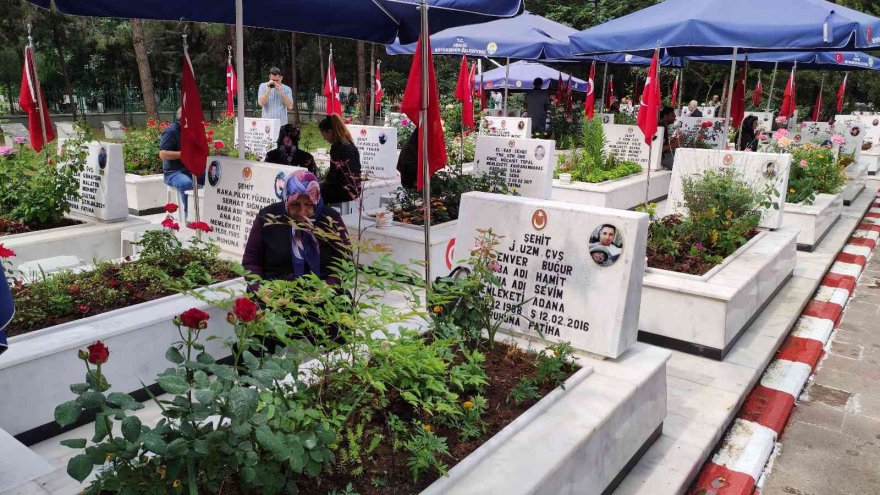 Adana’da şehitliklerde hüzünlü bayram arifesi