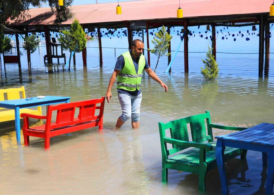 Barajın seviyesi yükseldi, kafeler sular altında kaldı