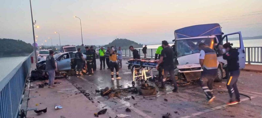 Çatalan Köprüsü'nde Otomobil ile kamyonet çarpıştı: 6 yaralı