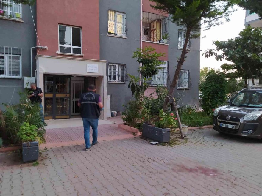 Adana'da 13 yaşındaki kız, 11. kattan aşağıya atladı