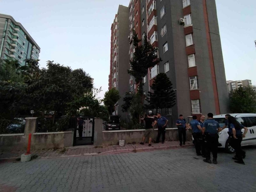 Adana'da 13 yaşındaki kız, 11. kattan aşağıya atladı