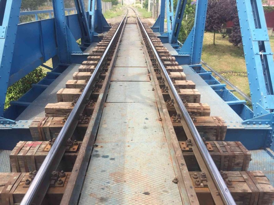 Adana'da hırsızlar tren raylarındaki vidalara göz dikti!