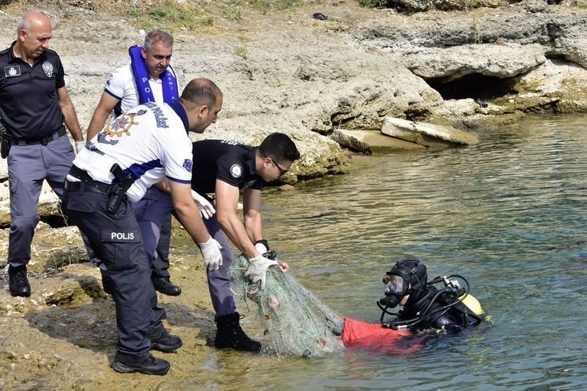 Gölden araba lastiği, plastik ve cam çıktı