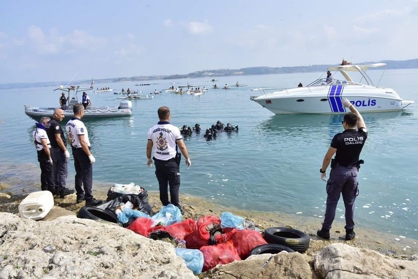 Gölden araba lastiği, plastik ve cam çıktı