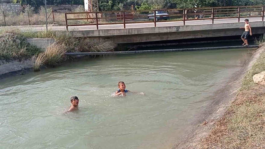 Sıcaklar arttı, Adana'da çocuklar kanallarda yüzmeye başladı...