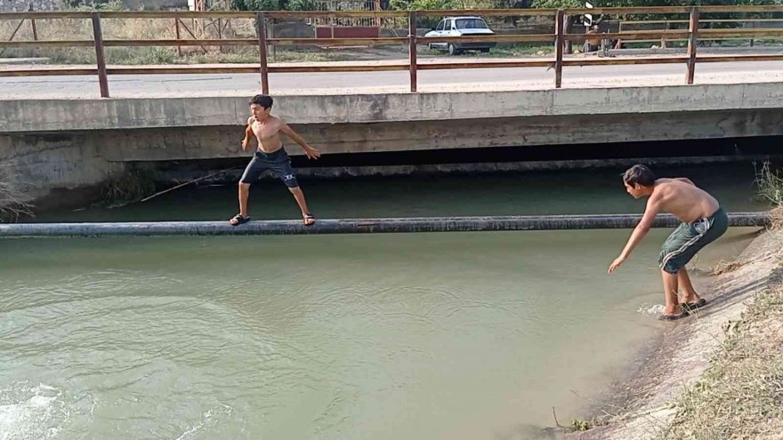 Sıcaklar arttı, Adana'da çocuklar kanallarda yüzmeye başladı...