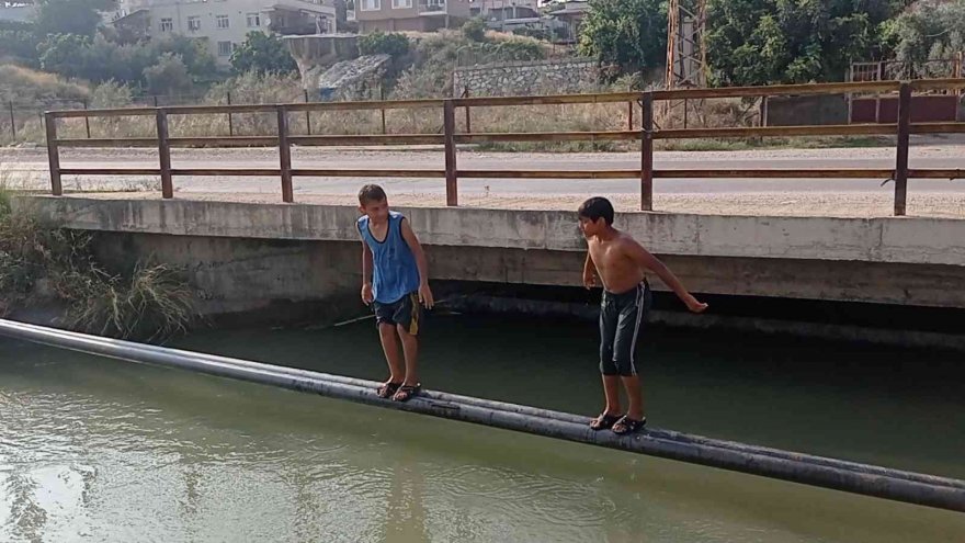 Sıcaklar arttı, Adana'da çocuklar kanallarda yüzmeye başladı...