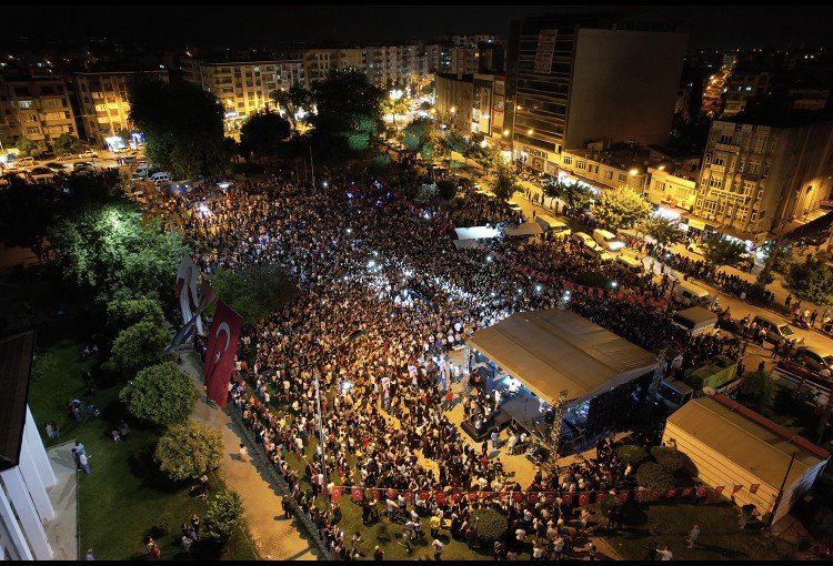 Ceyhan’da öğrenciler YKS öncesi konserle stres attı