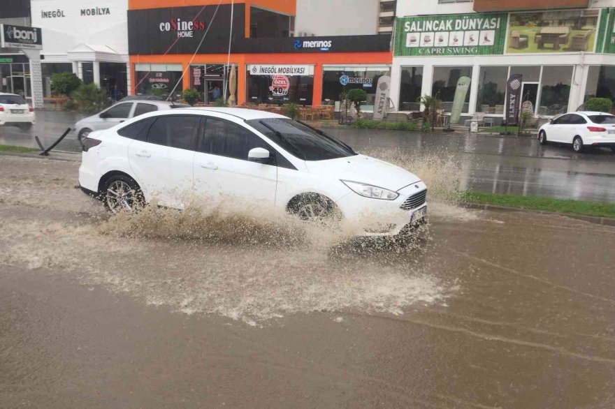 Adana'da sağanak yağış su taşkınlarına neden oldu