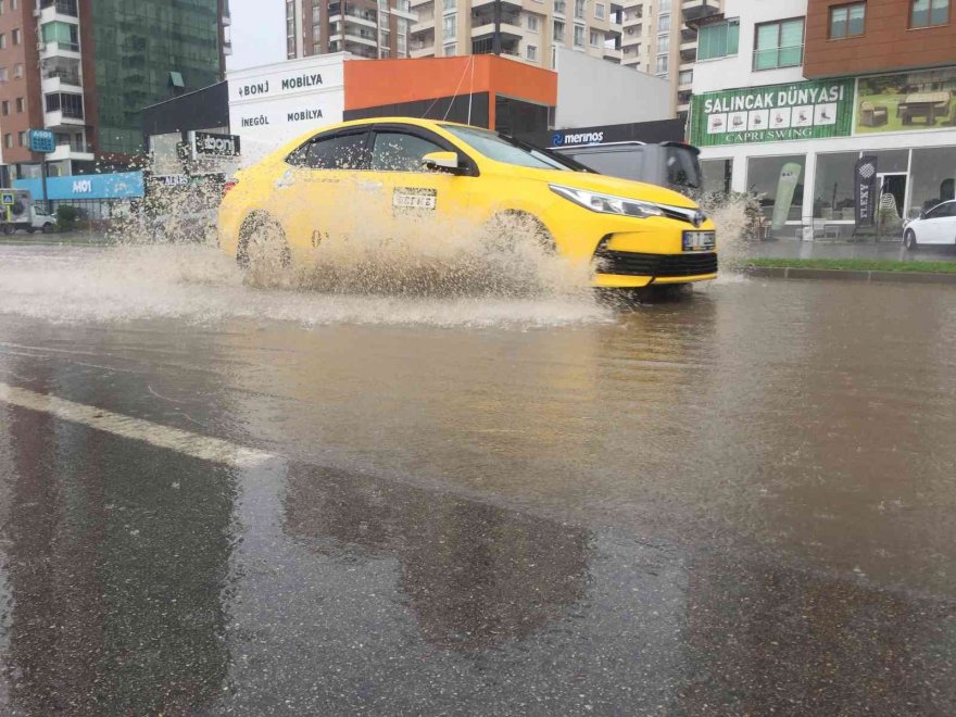 Adana'da sağanak yağış su taşkınlarına neden oldu