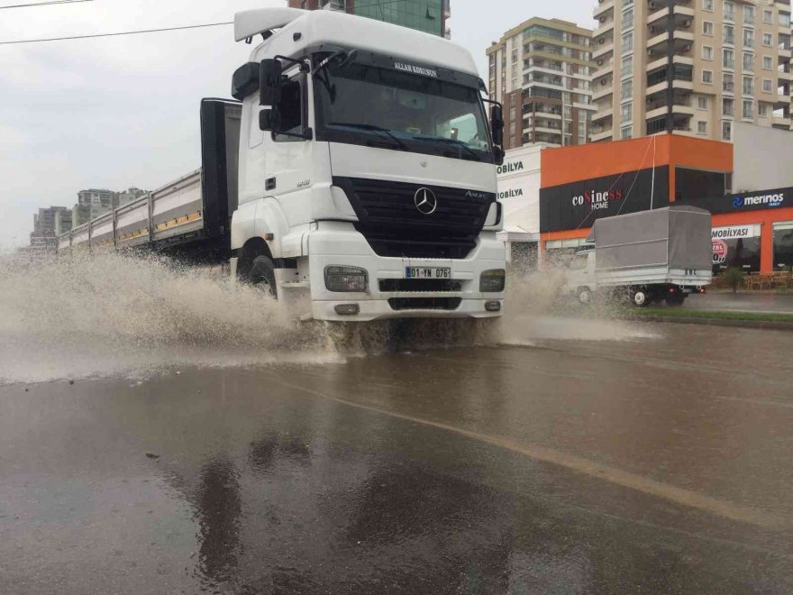 Adana'da sağanak yağış su taşkınlarına neden oldu