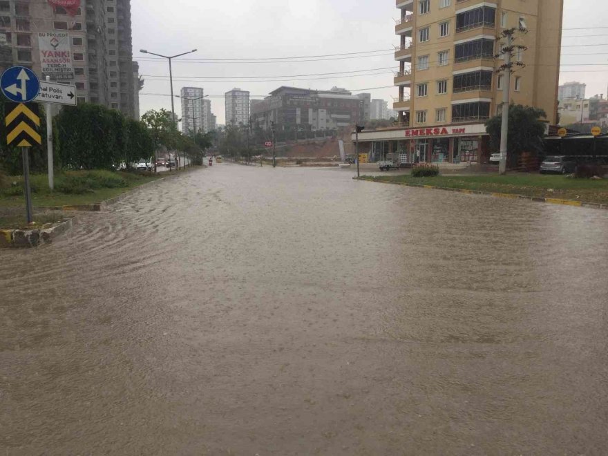 Adana'da sağanak yağış su taşkınlarına neden oldu