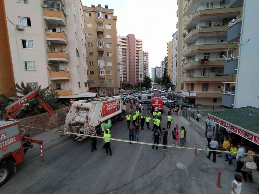 Adana’da çöp kamyonunun altında kalan çocuk öldü