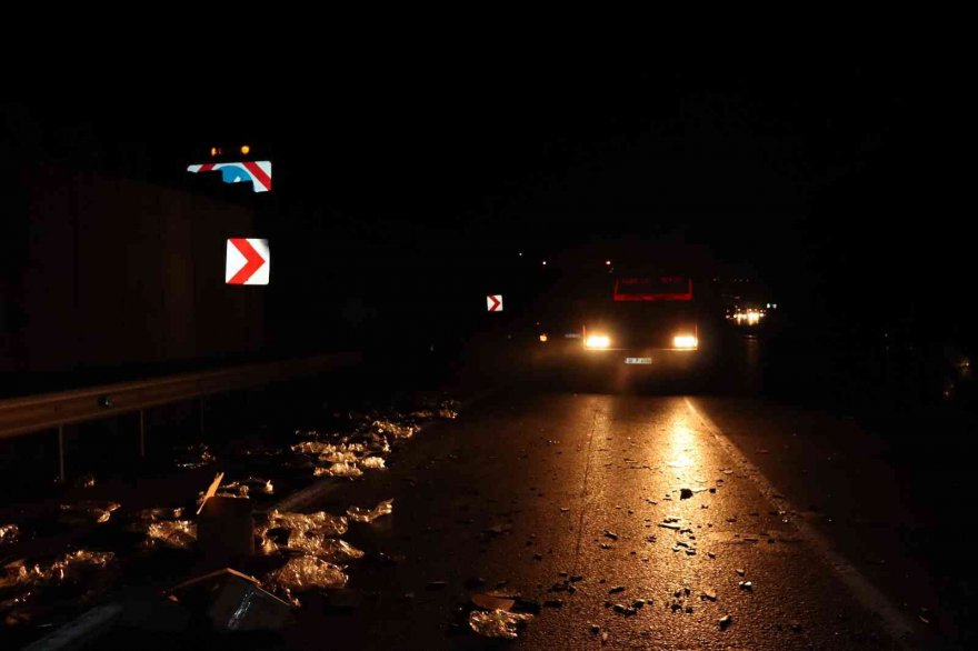 Adana’da lastiği patlayan kamyonet ile tır kafa kafaya çarpıştı: 4 yaralı