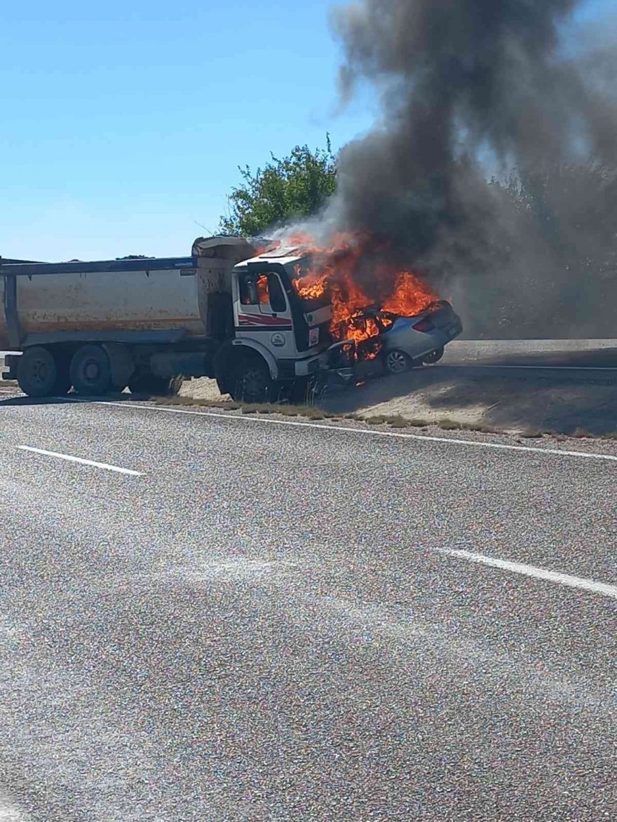 Çalıntı otomobille kaza yaptı, yanarak can verdi