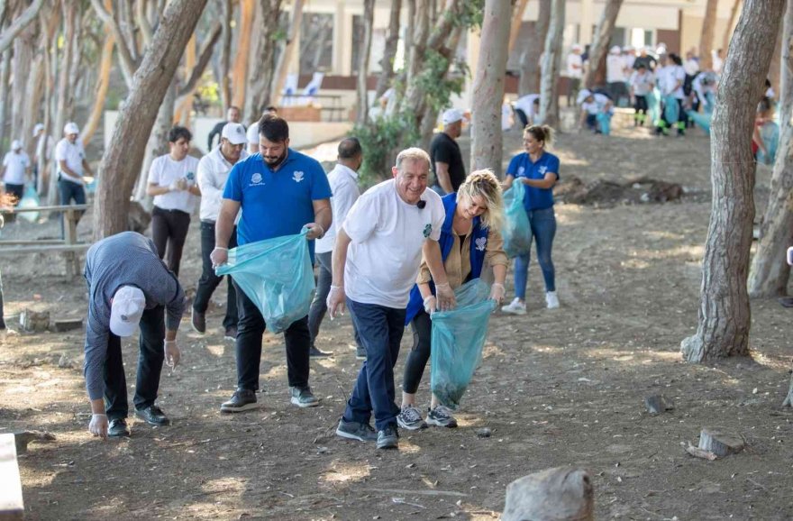 Başkan Akay ve Topuz tabiat parkında çöp topladı