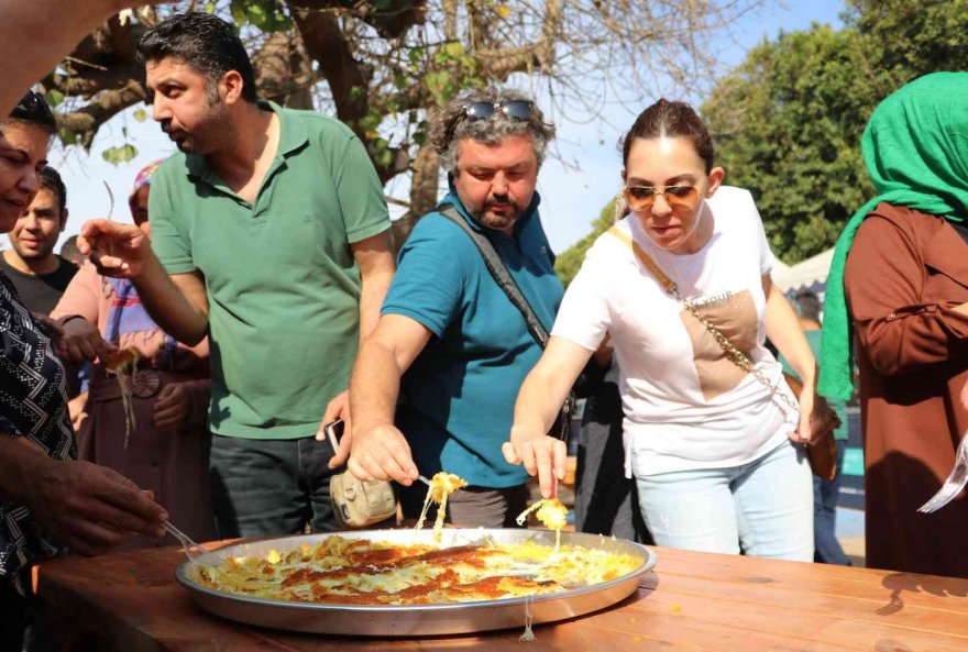 Künefenin içerisindeki altını bulmak için kıyasıya yarıştılar