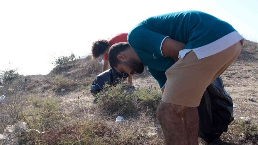 Gençler Karataş’ta sahili temizledi