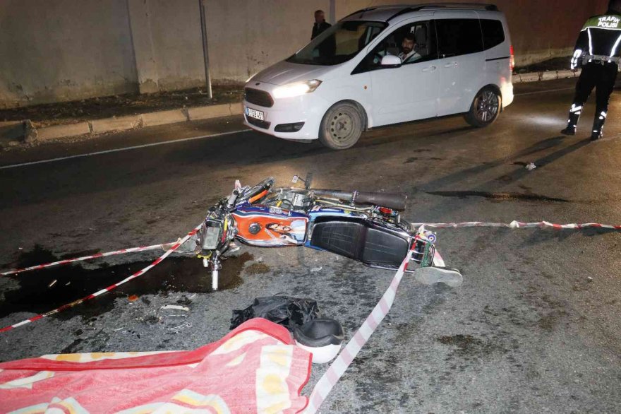 Adana’da motosiklet ile kamyon çarpıştı: 1 ölü, 1 yaralı