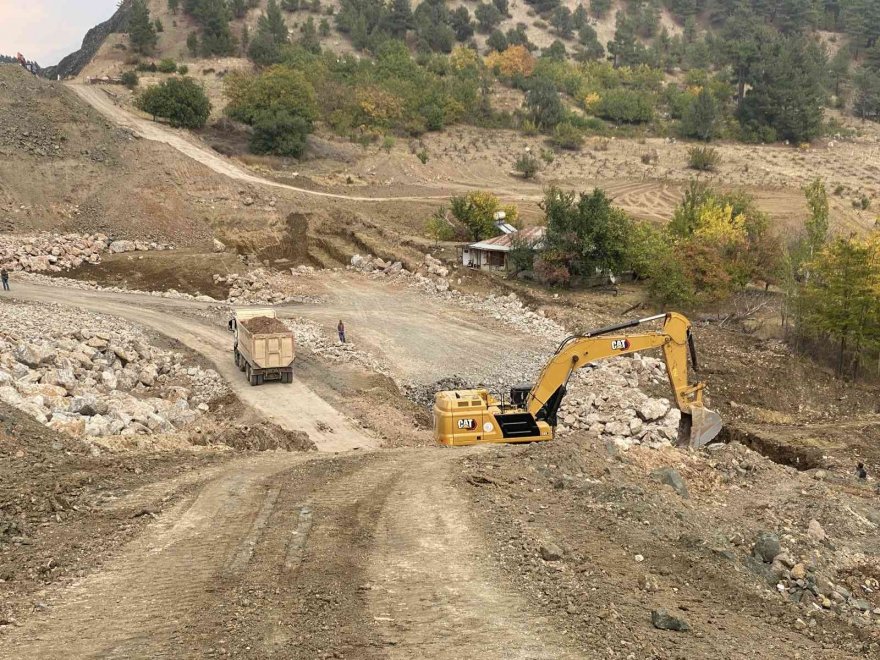 Çöken Pozantı-Çamardı karayolu yeniden yapılıyor