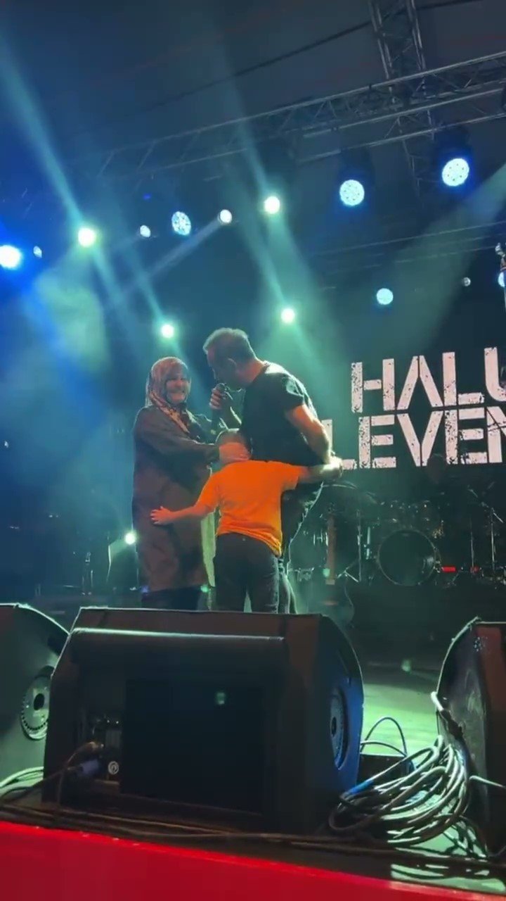 Haluk Levent'ten Ceyhan konserinde kaybolan çocuğun annesine ulaşmak için beste