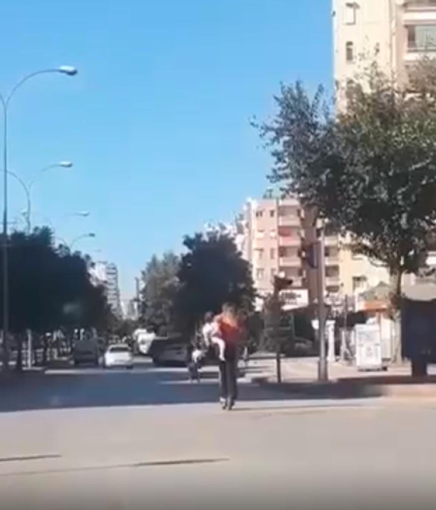 Ölümlere neden olan scooterda bebeğini taşıdı