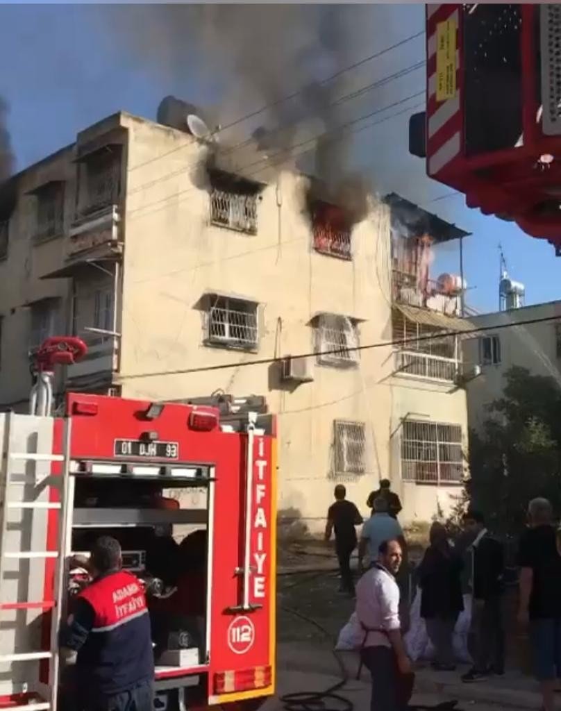 Yangında mahsur kalan yaşlı adamı itfaiye ekipleri kurtardı